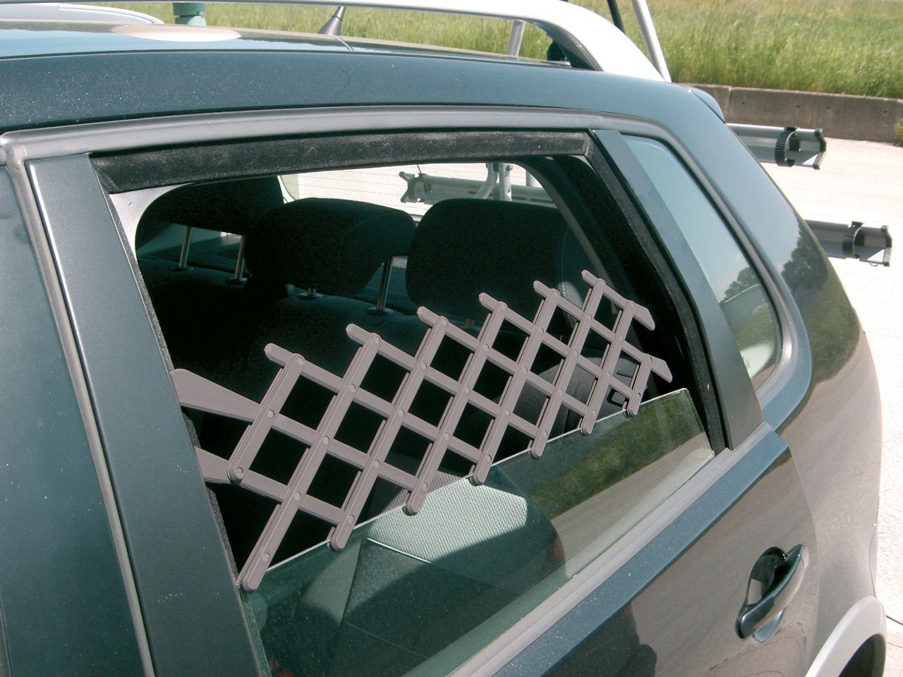 kerbl-2208619-grille-d-a-ration-pvc-pour-fen-tre-de-voiture-pour-chien image 3