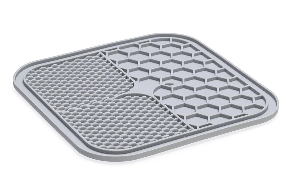 karlie-ava-tapis-anti-glouton-en-silicone-gris-20-x-20-x-1-cm image 1
