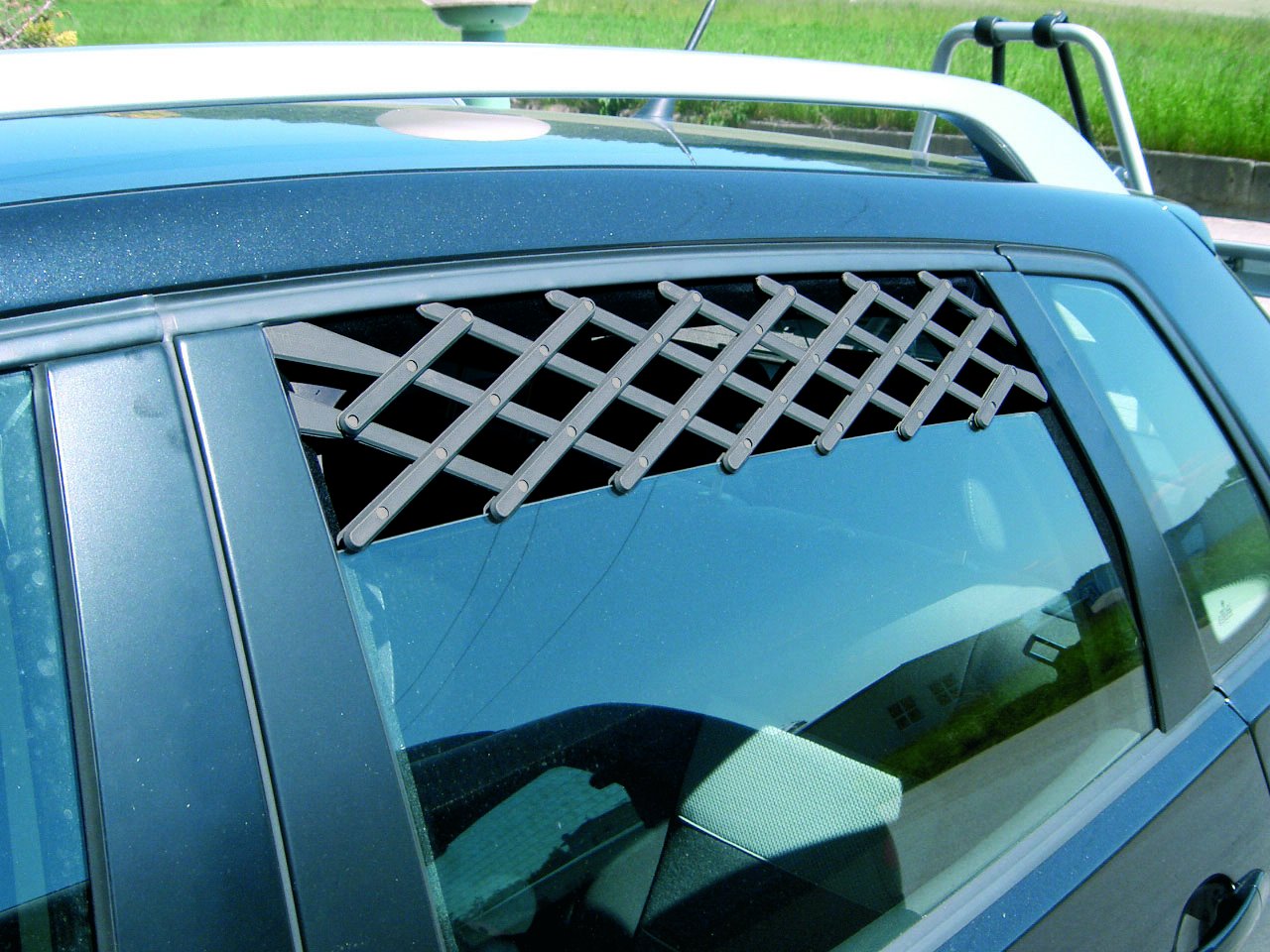 kerbl-2208619-grille-d-a-ration-pvc-pour-fen-tre-de-voiture-pour-chien image 2