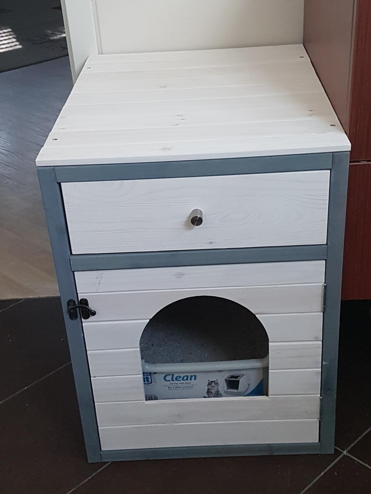 Joli mais fragile sur les charnières