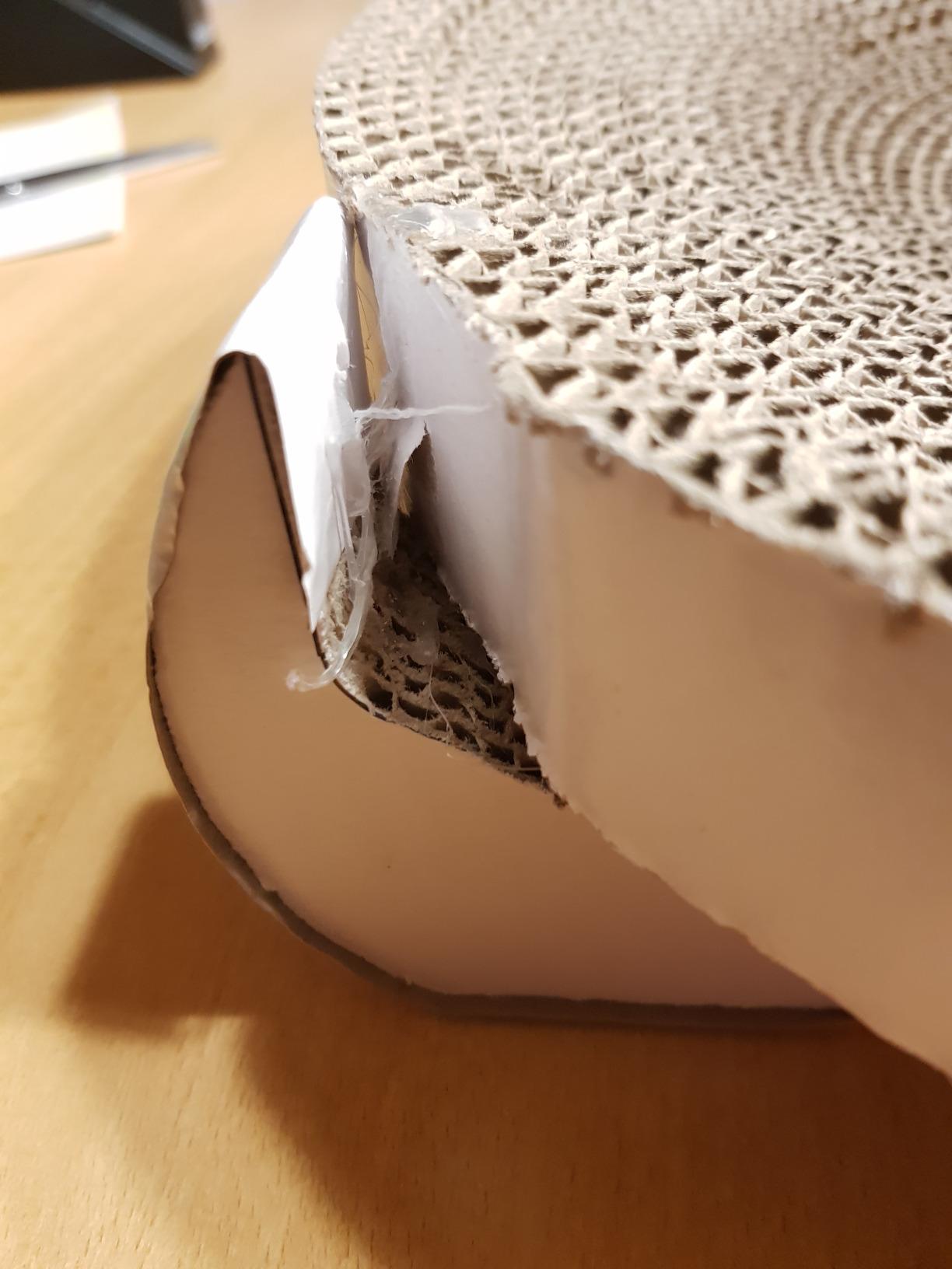 Bon petit griffoir d'appoint qui sauve le canapé et plaît beaucoup à ma minette joueuse