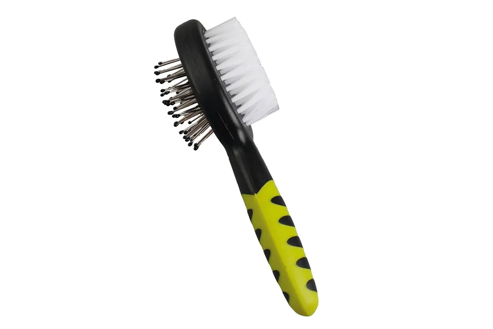 karlie-brosse-2-en-1-en-caoutchouc-pour-rongeurs-noir-vert-14-5-x-4-5-cm image 1